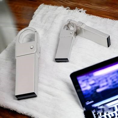 Флешка "Carabine" 16 Гб, серебристая со встроенным карабином в корпусе